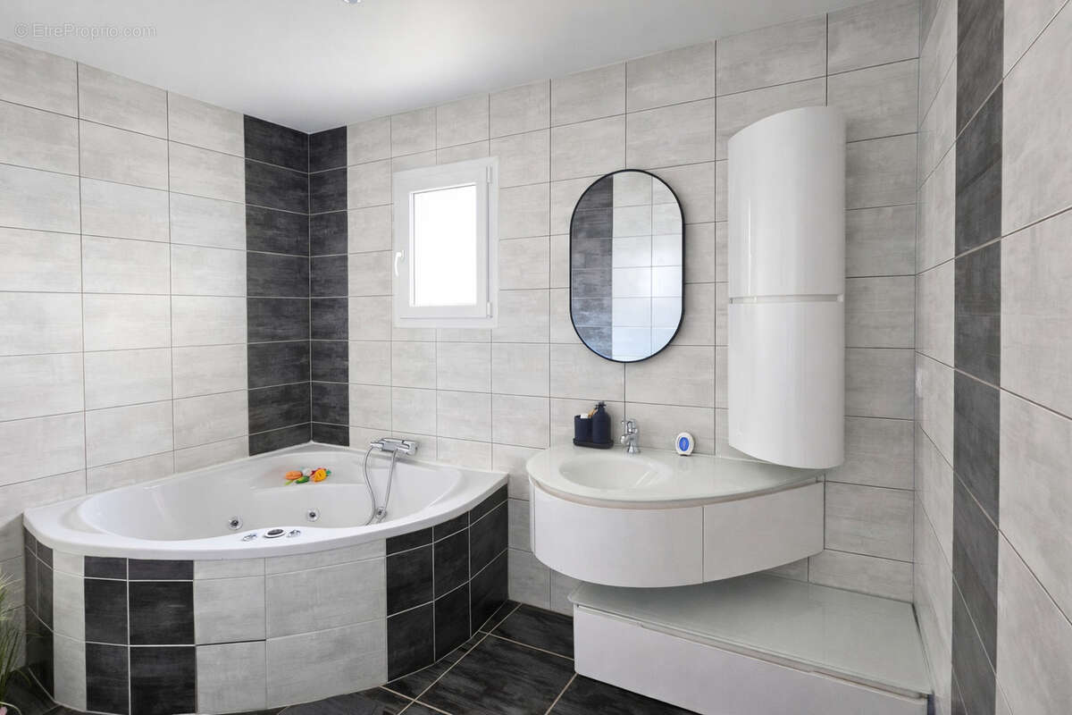 Maison à SALAISE-SUR-SANNE