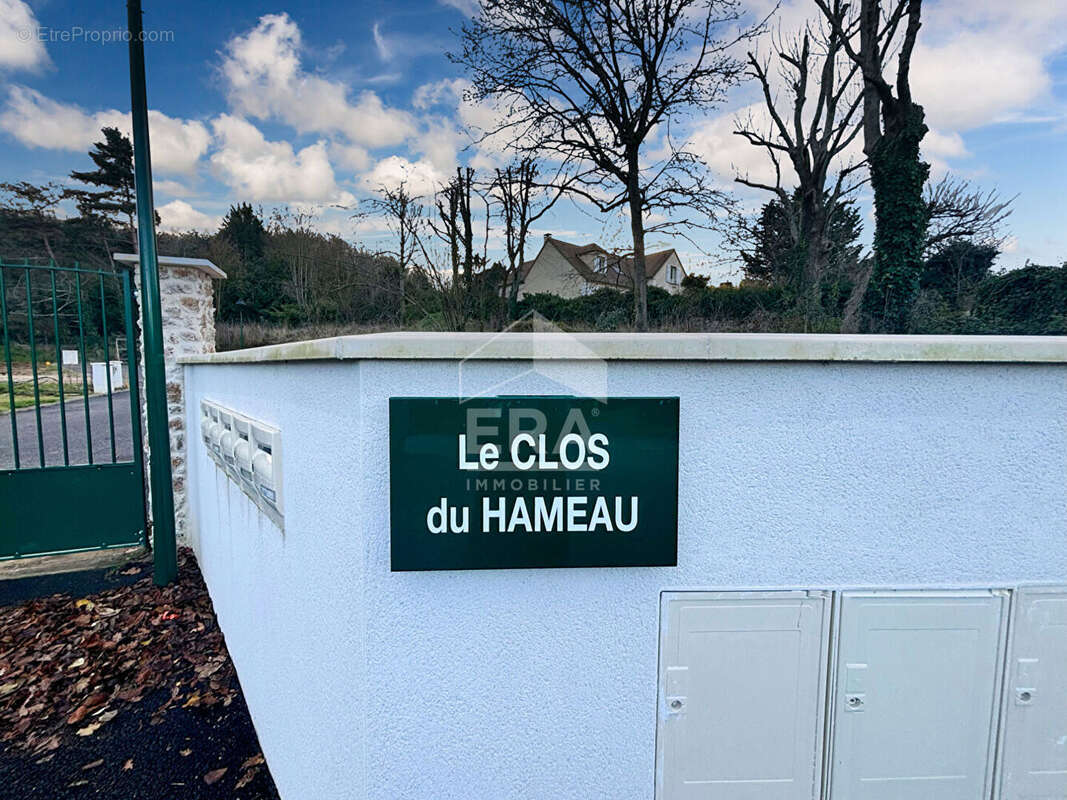 Terrain à BAZOCHES-SUR-GUYONNE