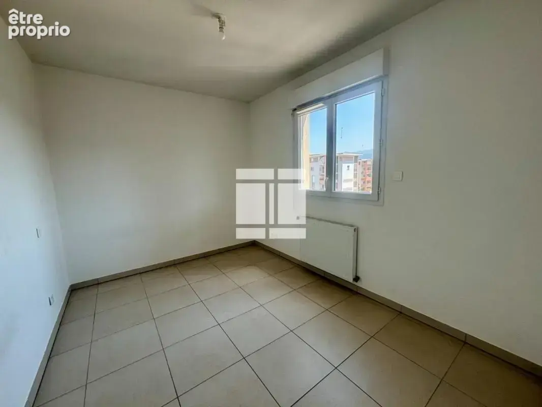 F4 de 80 m² avec terrasse, climatisation, 2 parkings privatifs, étage élevé - photo 7