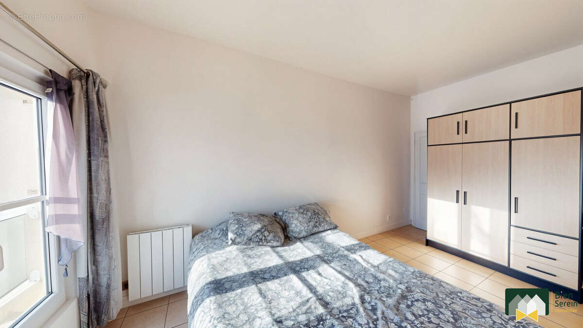 Chambre 1 - Appartement à CHARTRES
