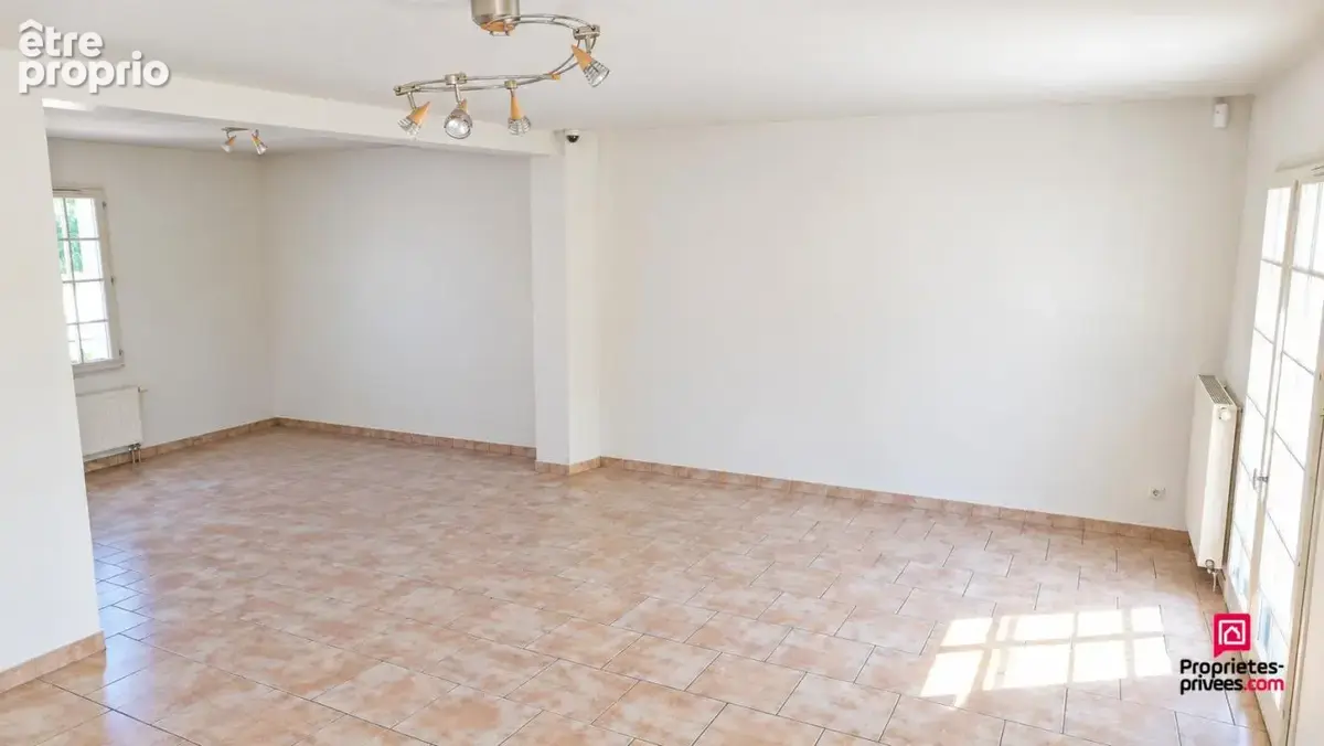 SOLAIZE - Maison de caractère avec sous-sol et terrain piscinable - photo 2