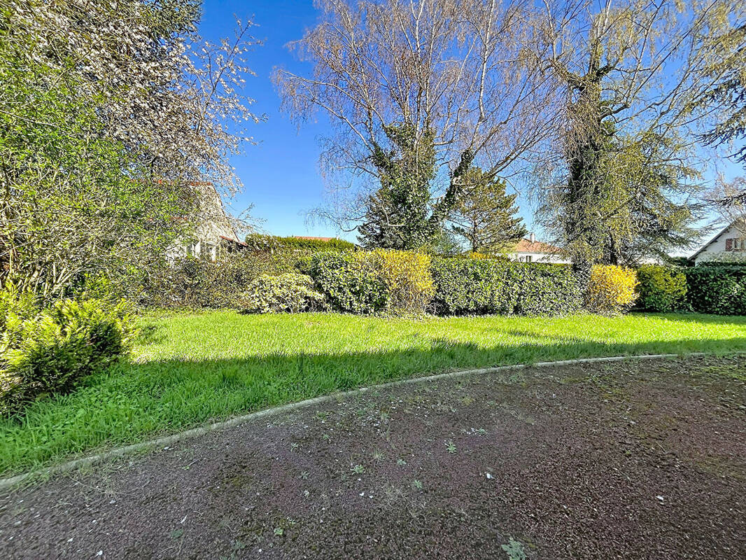 Terrain à SARAN
