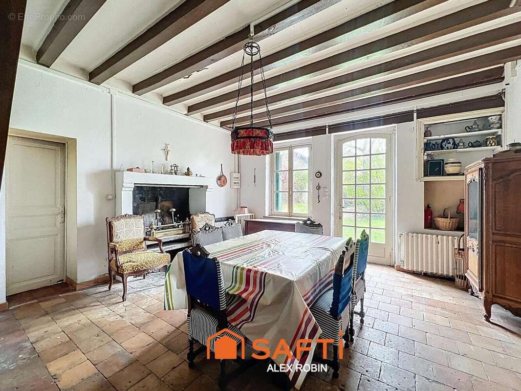 Maison 212 m² à Saint-Laurent-En-Gatines  - photo 6