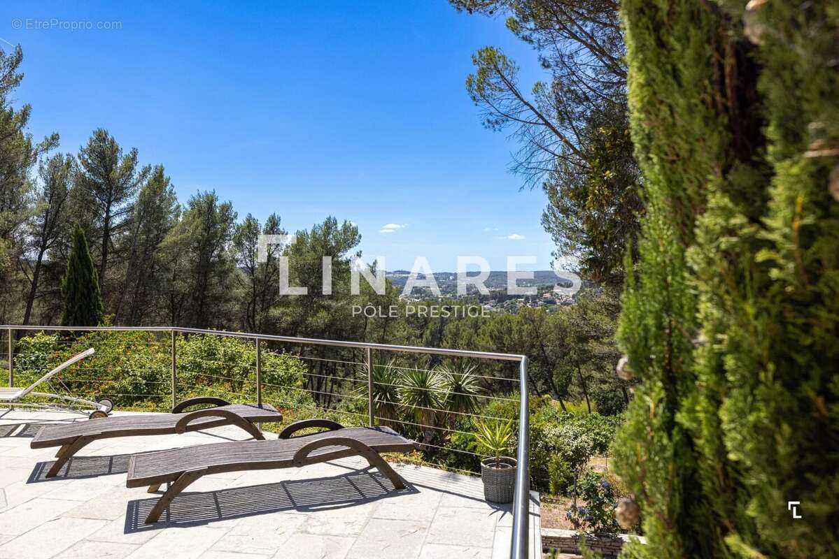 LES HAUTS : Propriété de 310m2 (145 + 90 + 40 + 30m2) Piscine à fond mobile, Tennis,  2 hectares - Simiane-Collongue - photo 26