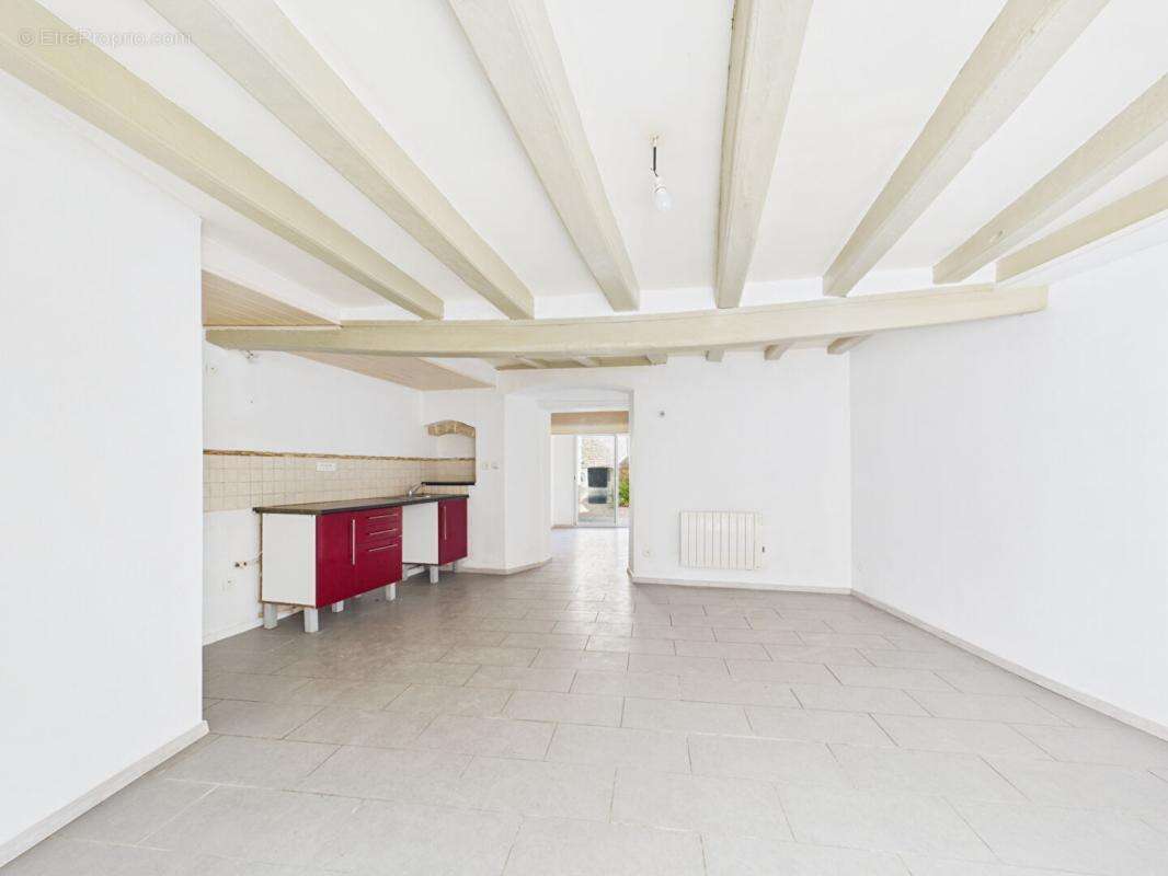 Maison de 165 m 2  à Mirebeau , 4 chambres, cour, garage, caves - photo 2