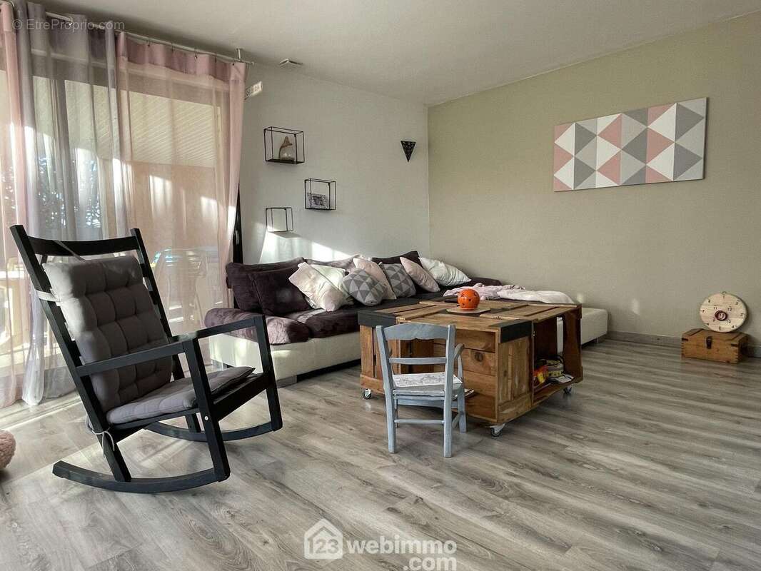 Le salon avec double accès à la terrasse côté jardin. - Maison à NAINTRE