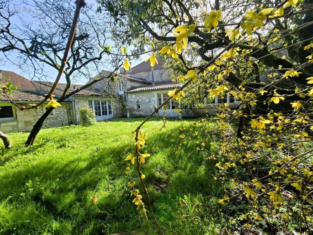 Maison 148 m² à Saint-Dizant-Du-Gua  - photo 6