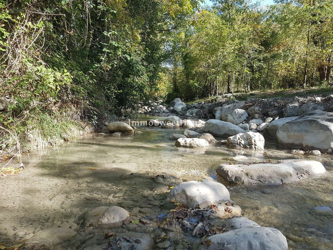 Terrain à LA ROCHE-SUR-LE-BUIS