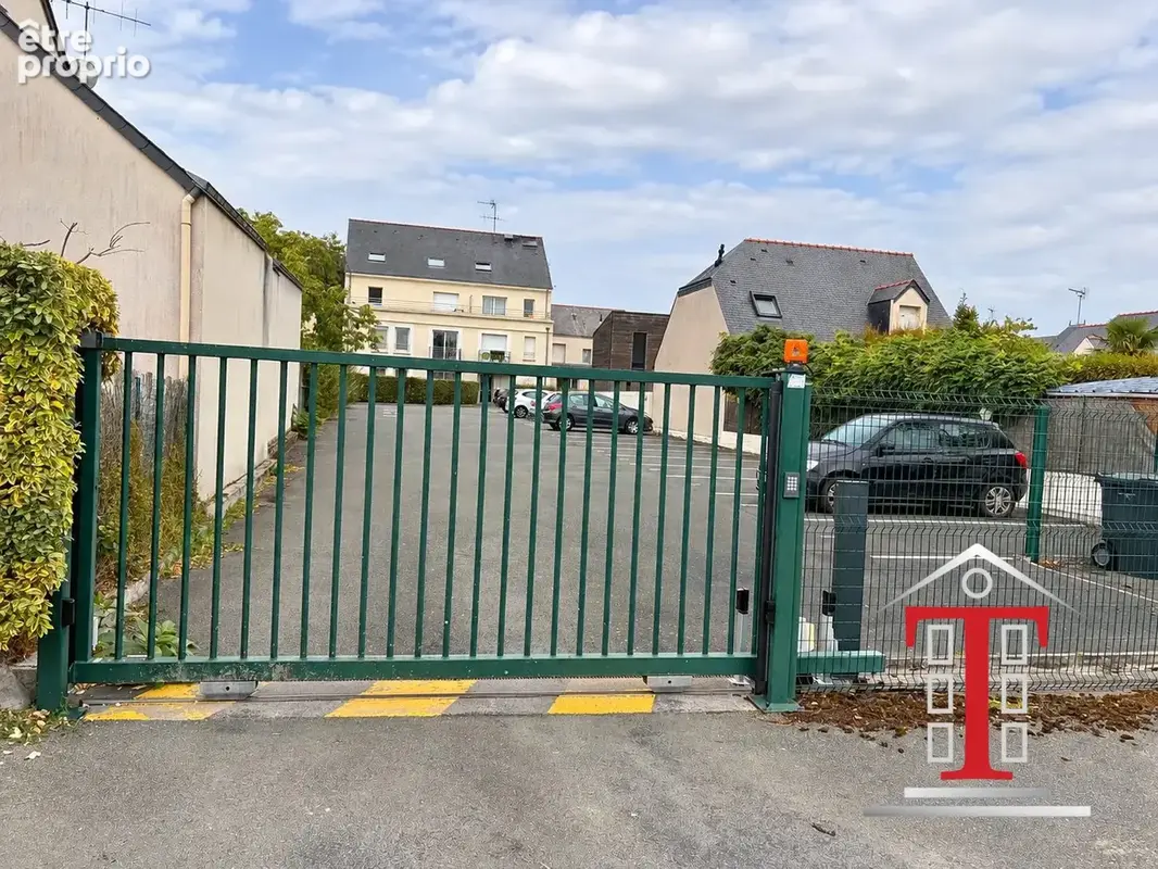 Parking sécurisé dans résidence - Parking à LES PONTS-DE-CE