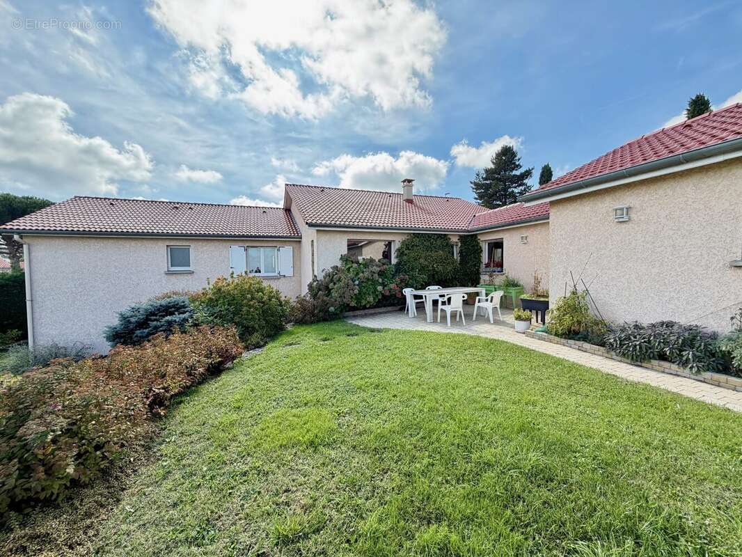 Maison à SAINT-GENEST-LERPT