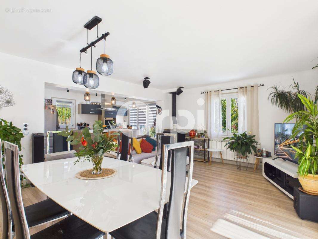 Maison à TOURRETTES