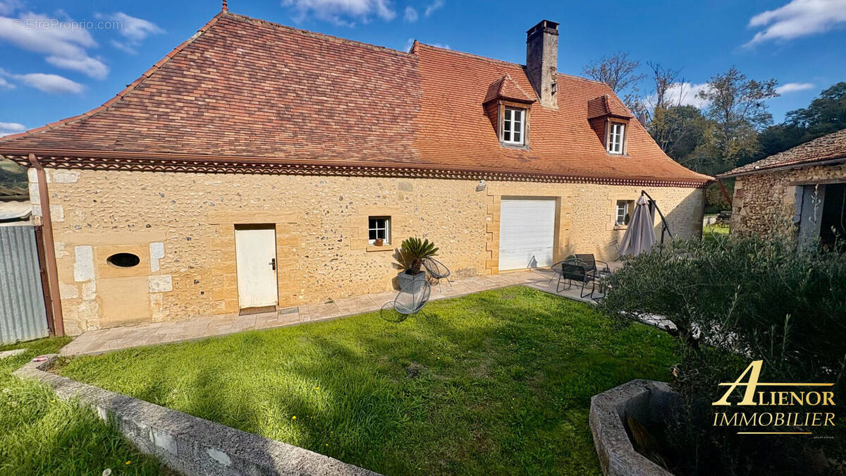Maison à SAINT-PIERRE-DE-CHIGNAC