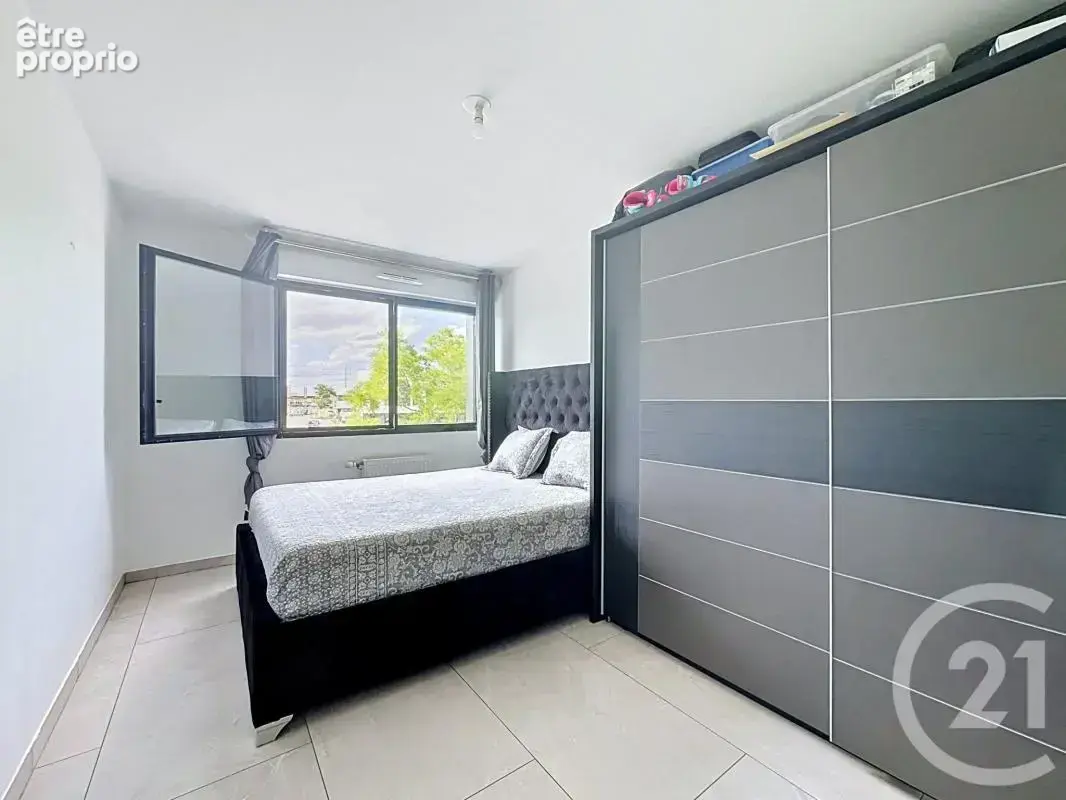 Appartement 74 m² à Saint-Fons  - photo 9