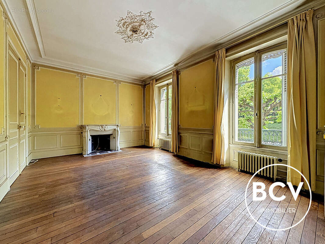 Maison de caractère et dépendances d'environ 320 m² - photo 7