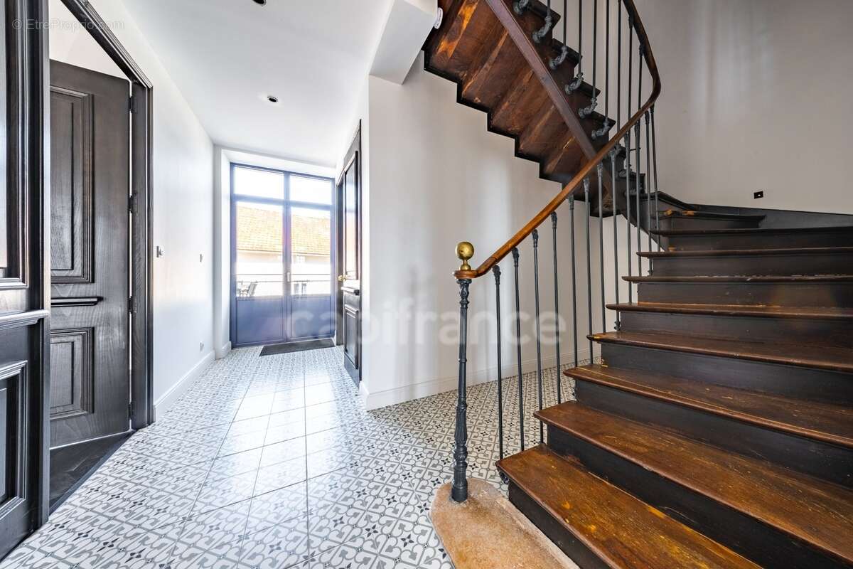 Propriété à vendre composée d'une demeure de Maitre et une deuxième maison avec piscine et jardin - photo 13