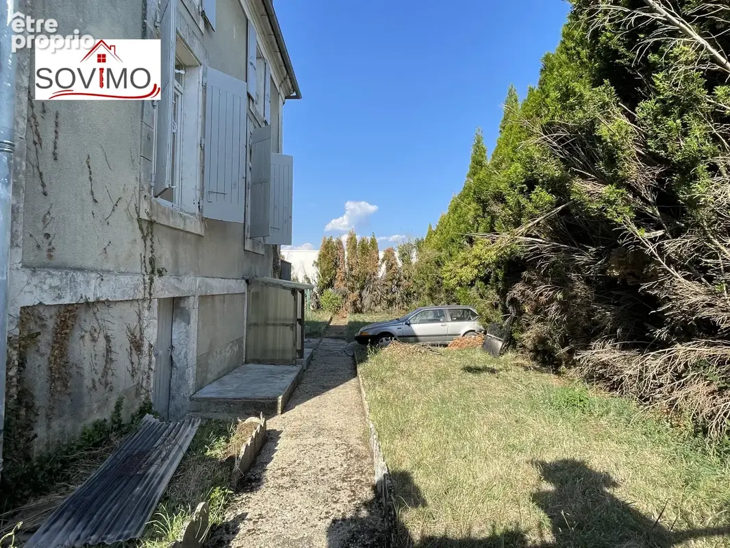 Maison de ville à rénover : jardin, garage et beau potentiel - photo 23