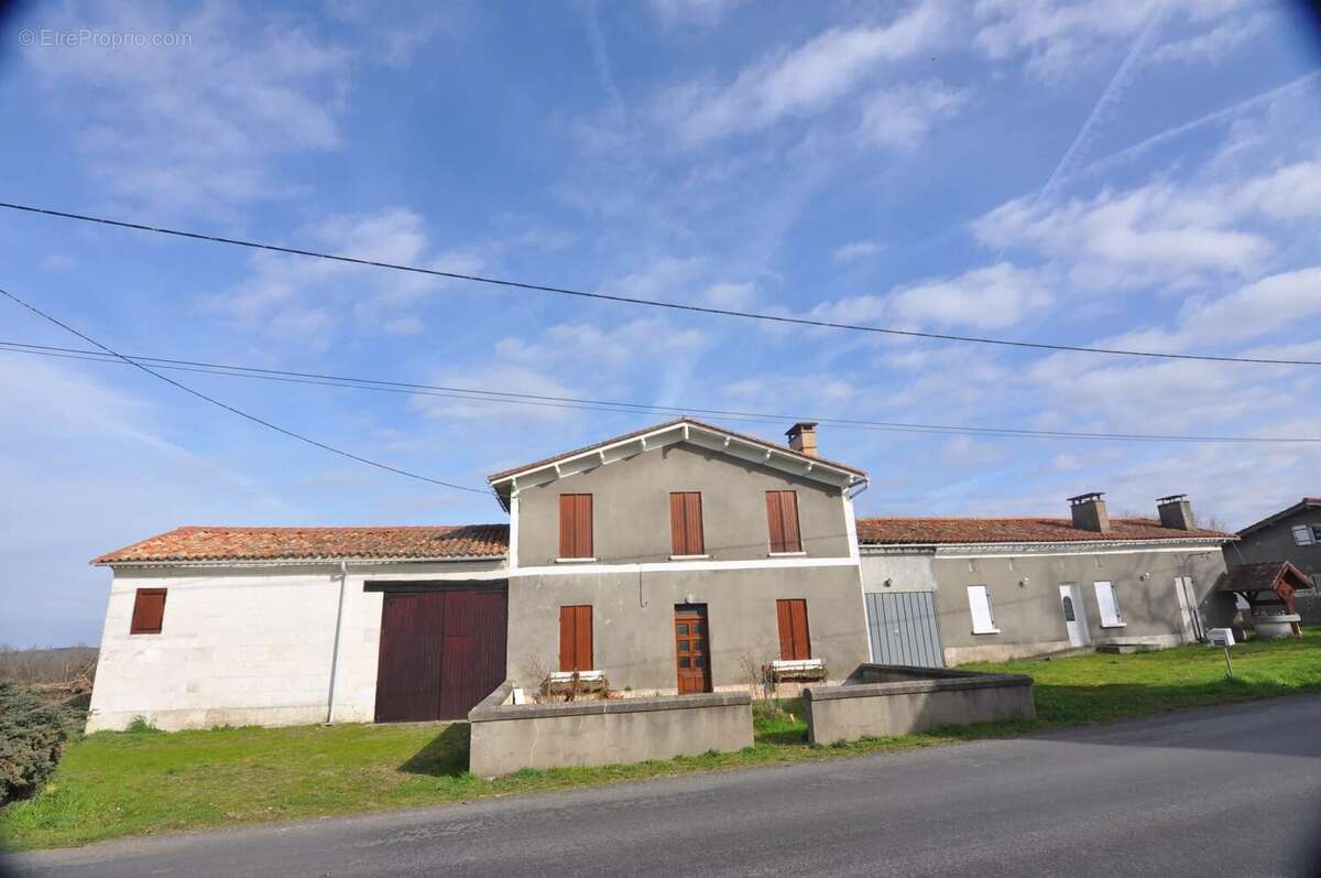 Maison à LA ROCHE-CHALAIS