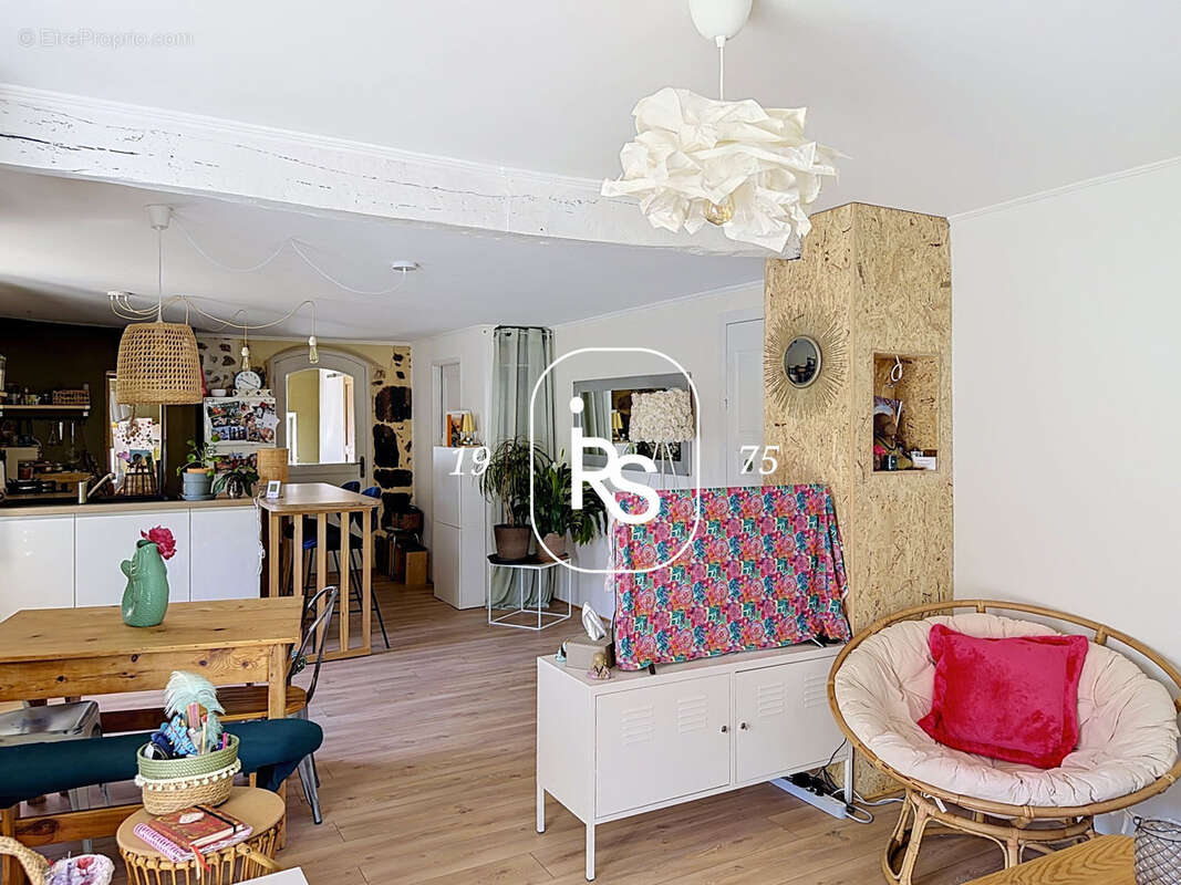 Maison de hameau rénovée de 100 m2 avec un jardin fleuri de 600 m2 - photo 6
