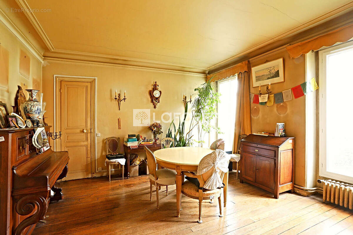 Appartement à PARIS-14E