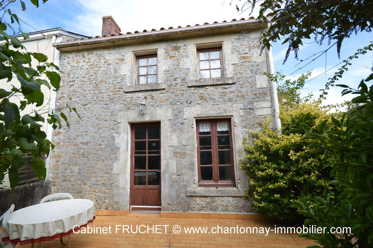 Maison à BAZOGES-EN-PAREDS