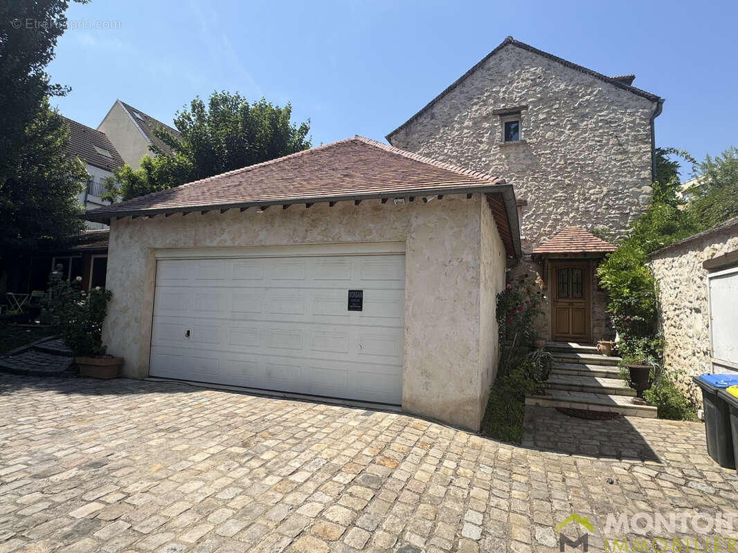 THIAIS Hyper Centre - CALME - MAISON de caractère de 1622 - GARAGES - Terrain 541m2 - photo 2