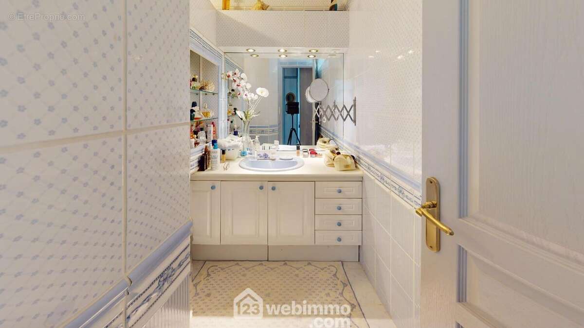 Salle d'eau avec douche. - Maison à JARD-SUR-MER