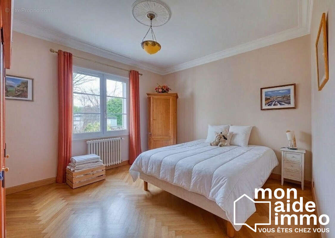 Maison 180 m² à Yvrac  - photo 9