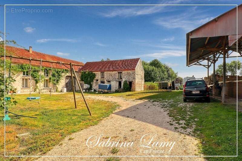 Ancien corps de ferme réhabilité – 202 m² habitables, dépendances, hangar et plus de 2 319 m² de terrain - photo 2