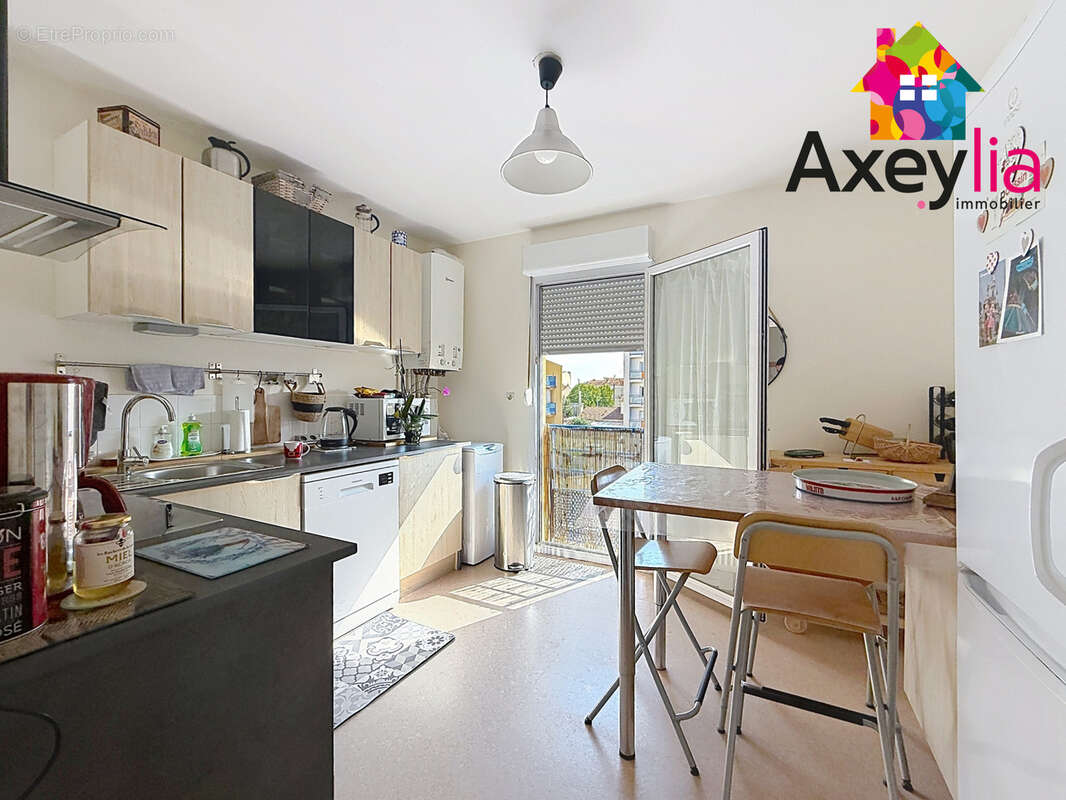 A vendre - roanne - appartement rénové et en duplex avec trois chambres, terrasse et stationnement souterrain - photo 3