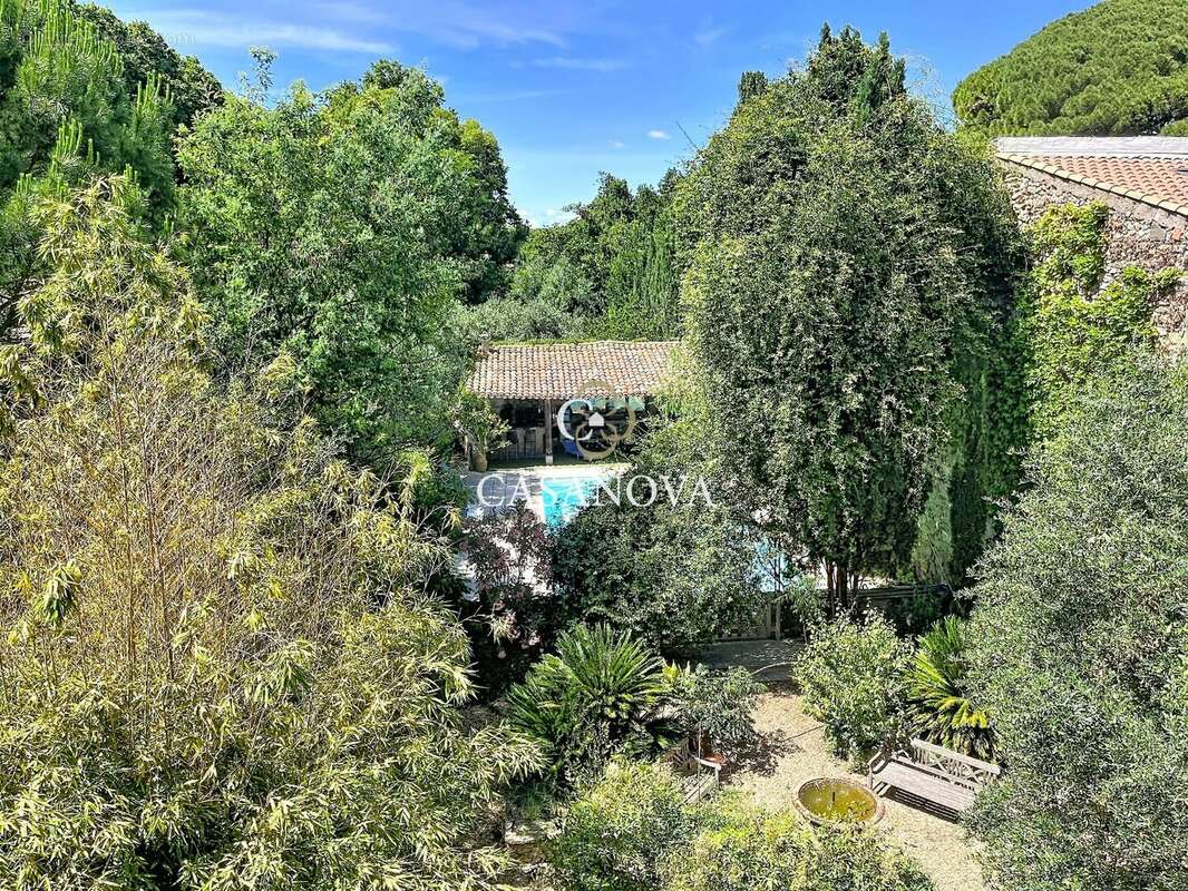 Aux abords de PEZENAS, derrière ses murs de pierre, se dévoile une propriété de caractère du XVIIIe siècle nichée dans un écrin  - photo 9