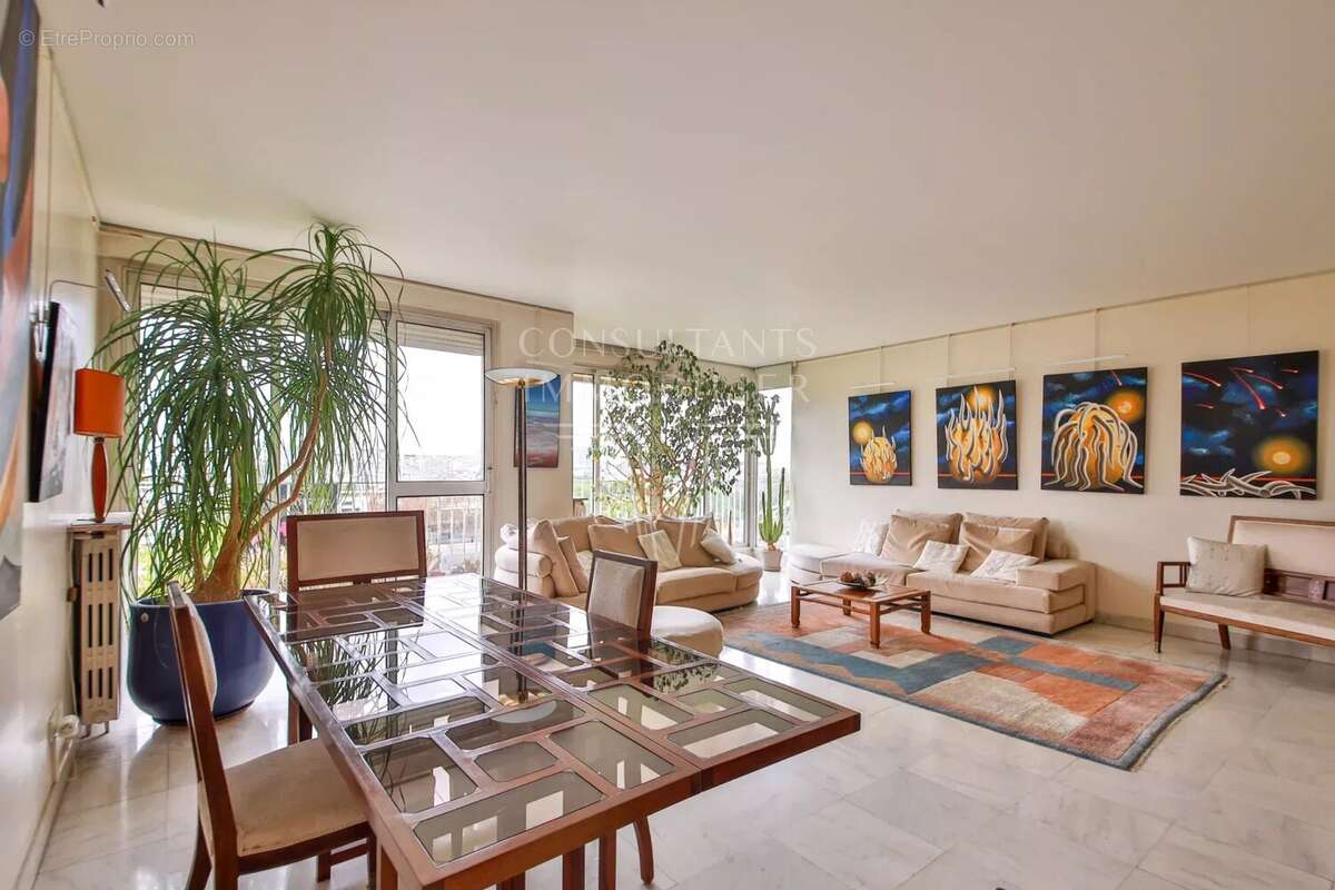 Appartement à PARIS-16E