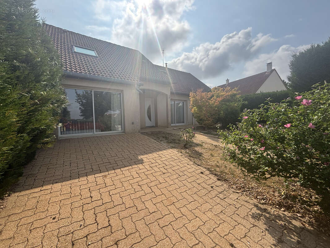 CHATILLON SUR SEINE :Pavillon année 1985 de 130 m2 avec garage, terrain de 500m2 et piscine hors sol. - photo 1