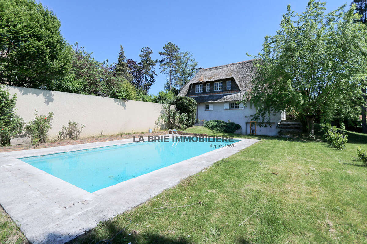 Maison à MANDRES-LES-ROSES