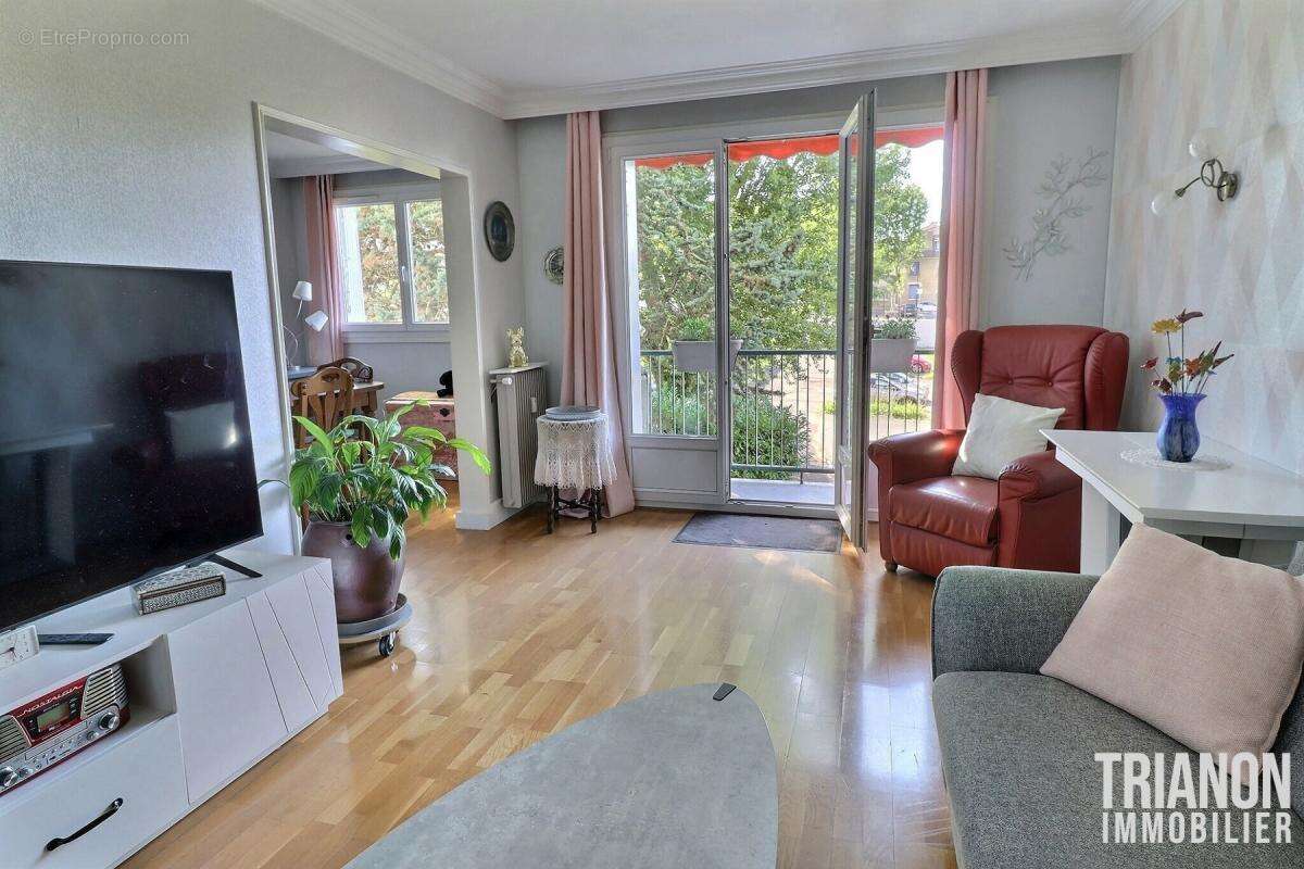 Appartement à LES CLAYES-SOUS-BOIS