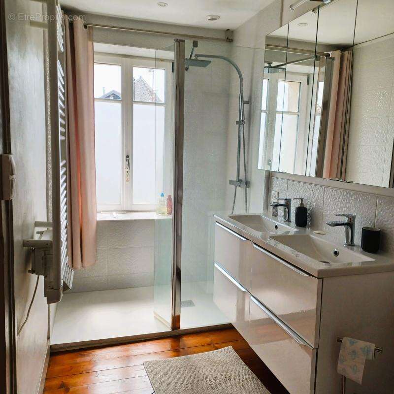 Maison à SAINT-MACAIRE-EN-MAUGES