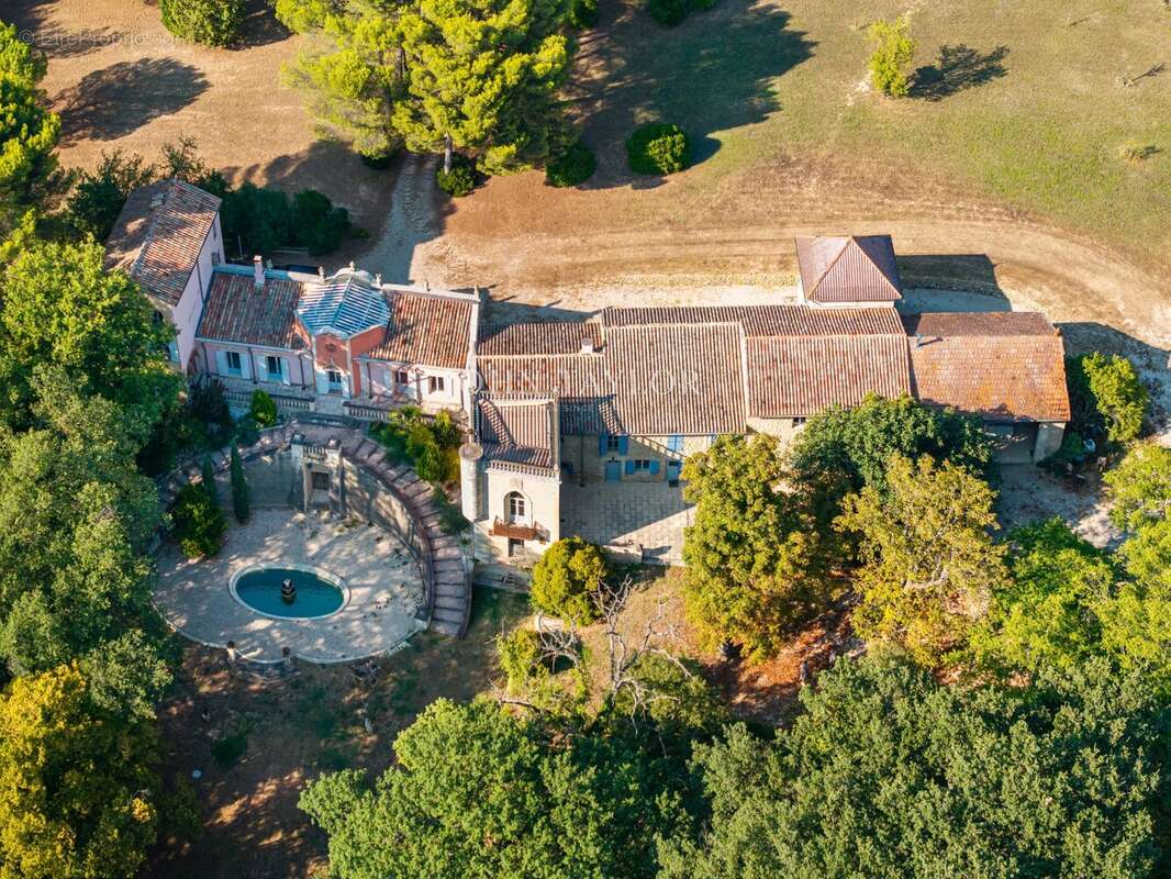 Propriété d'exception aux portes de Lourmarin – Élégant domaine de caractère au cœur du Luberon - photo 2