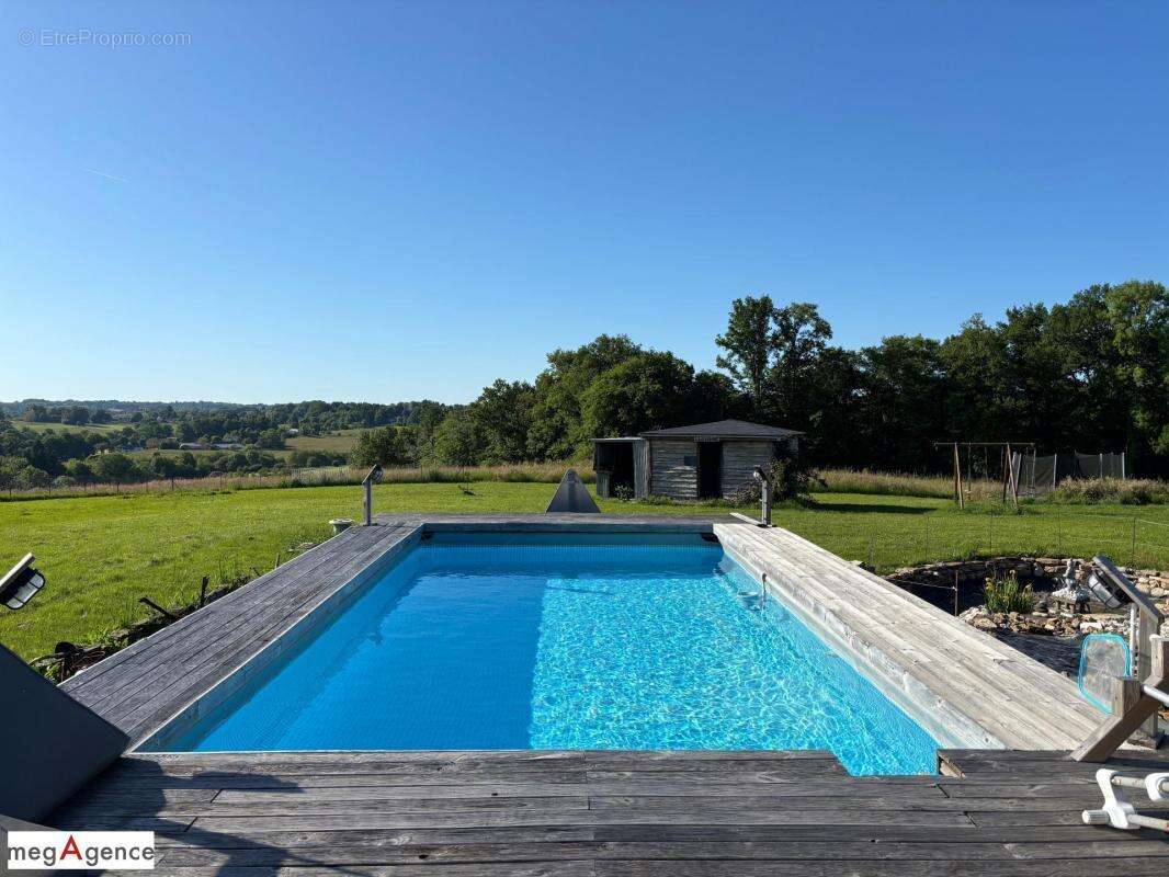 Maison à SAINT-GERMAIN-LES-VERGNES