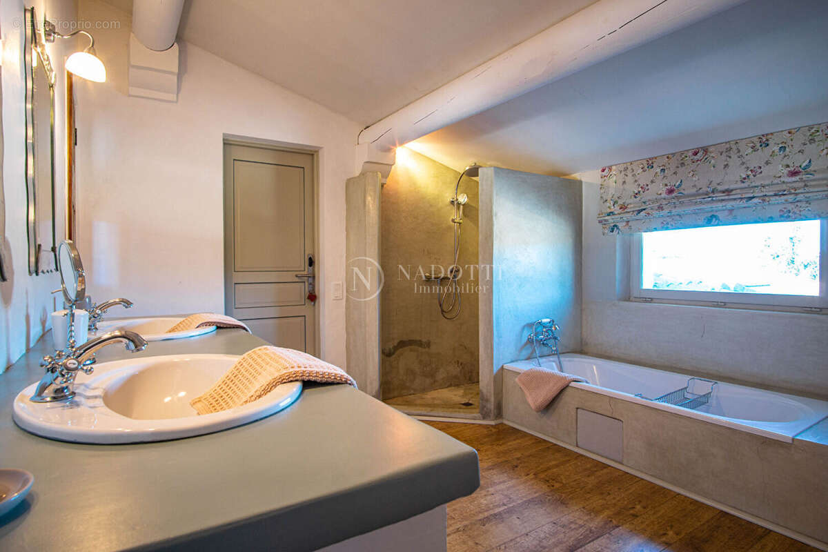 Propriété d'exception à vendre avec vue sur le château de Lagnes . - photo 10