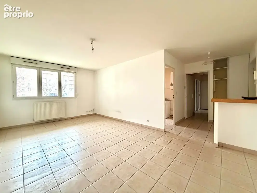 À VENDRE - T3 Place des Grenadiers à Saint-Étienne - photo 2