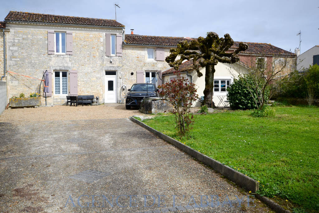 Maison à MONTPELLIER-DE-MEDILLAN