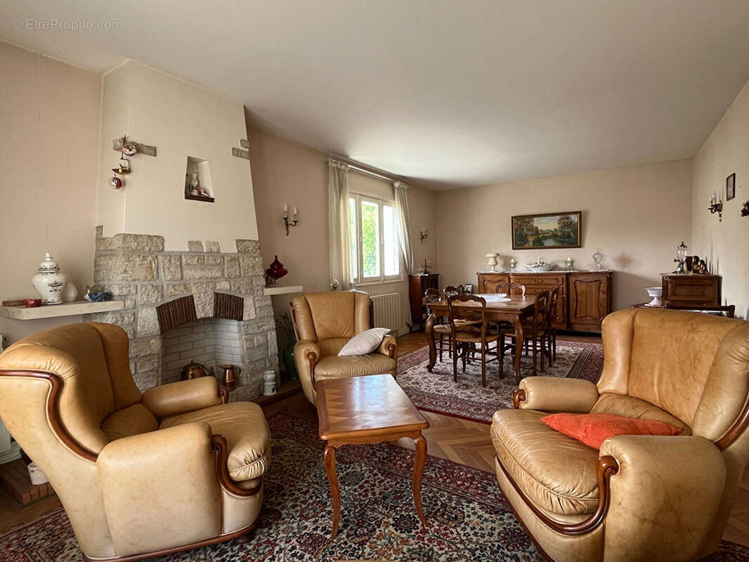 Maison à MONTMOREAU-SAINT-CYBARD