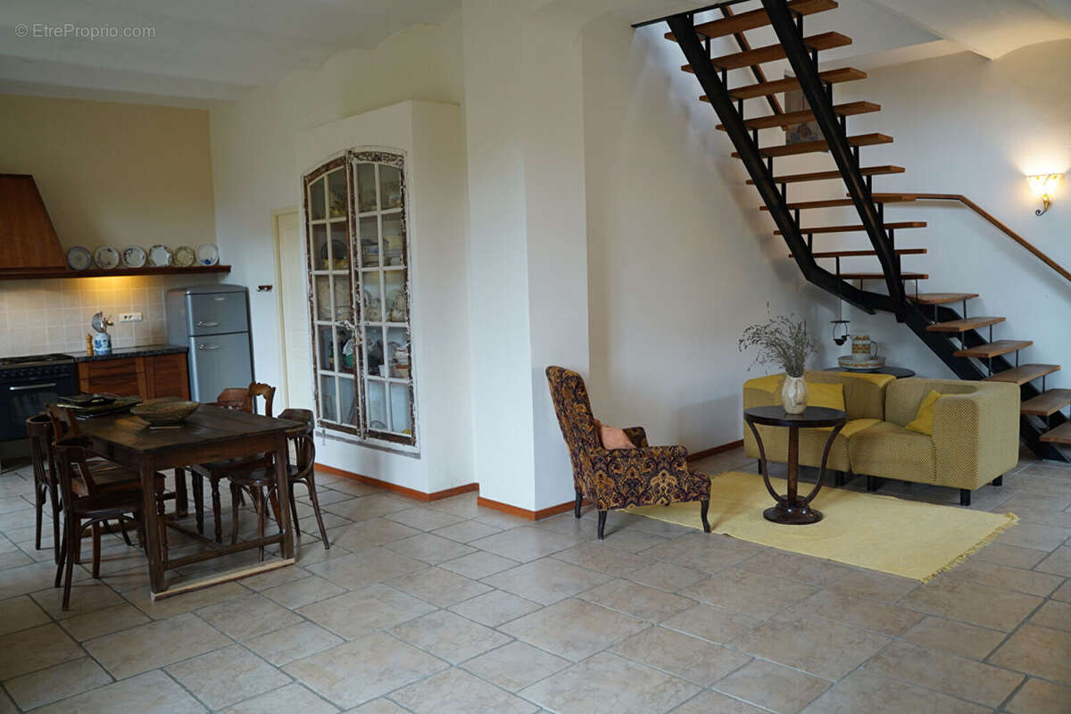 Appartement à MEYRANNES