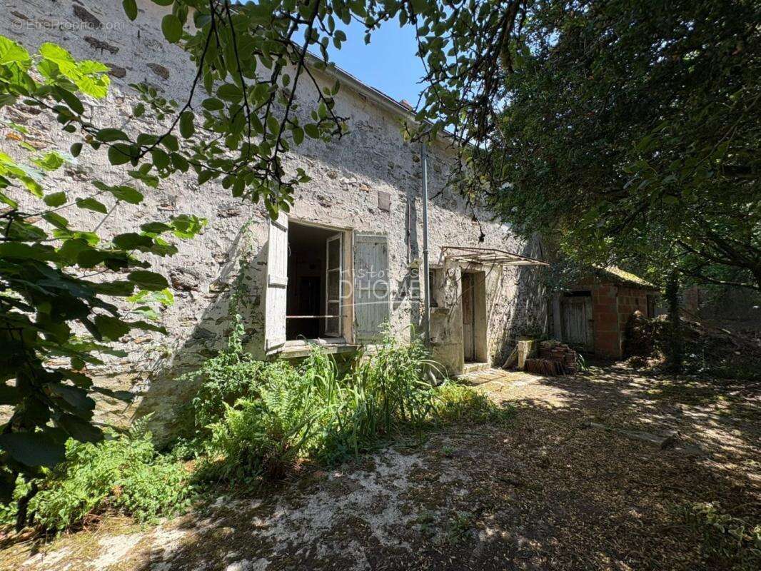 Maison à rénover avec grange et terrain clos de 697 m² - photo 2