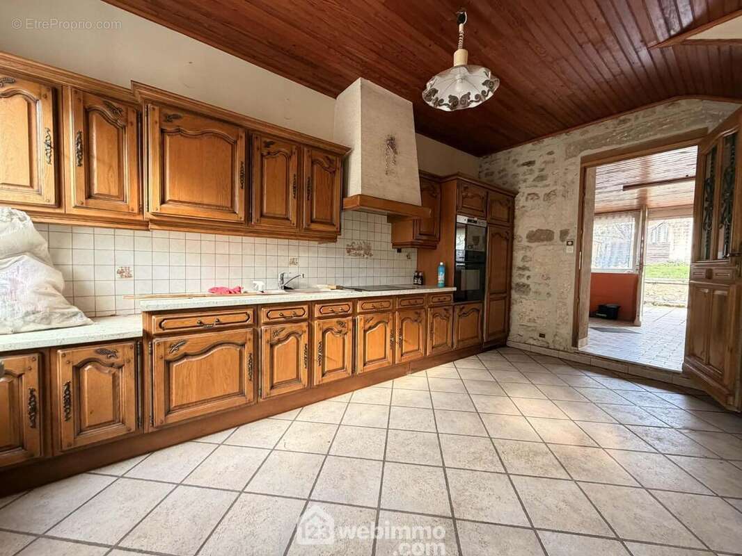 A ses cotés, la cuisine aménagée de 14 m² - Maison à URCEL