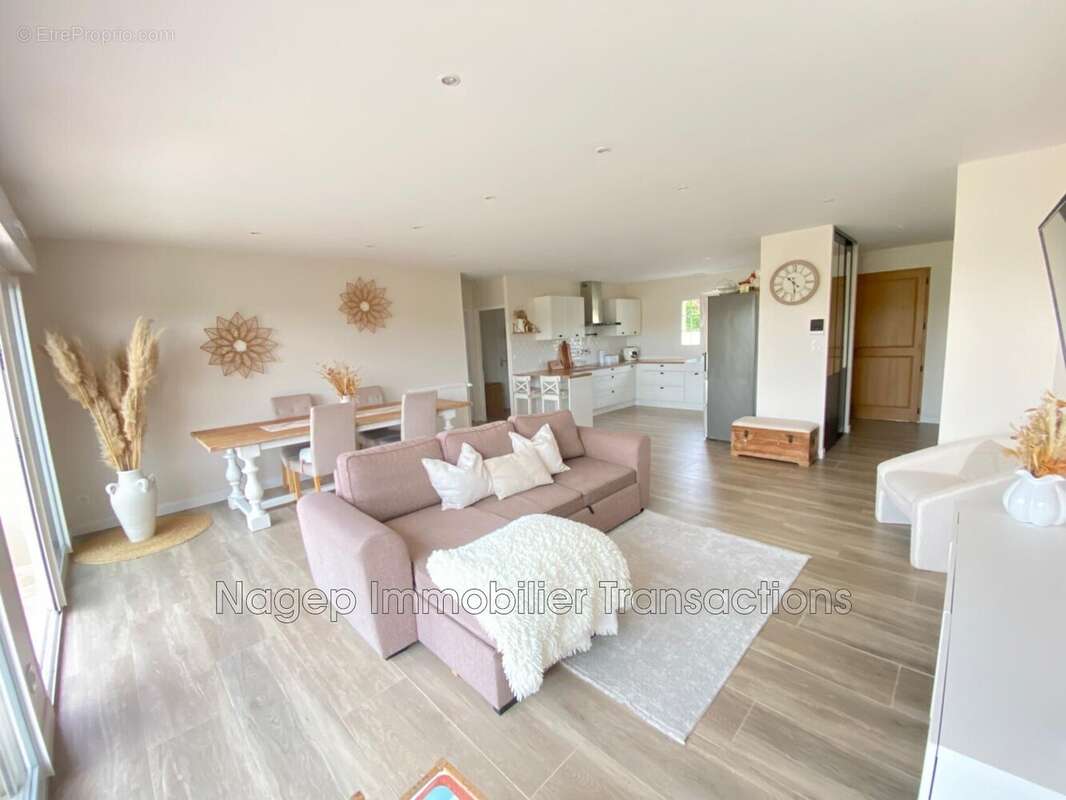 Maison à SAINT-REMY-EN-ROLLAT