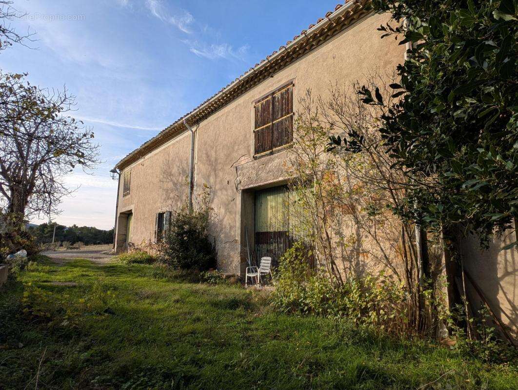 Parking à RIEUX-EN-VAL