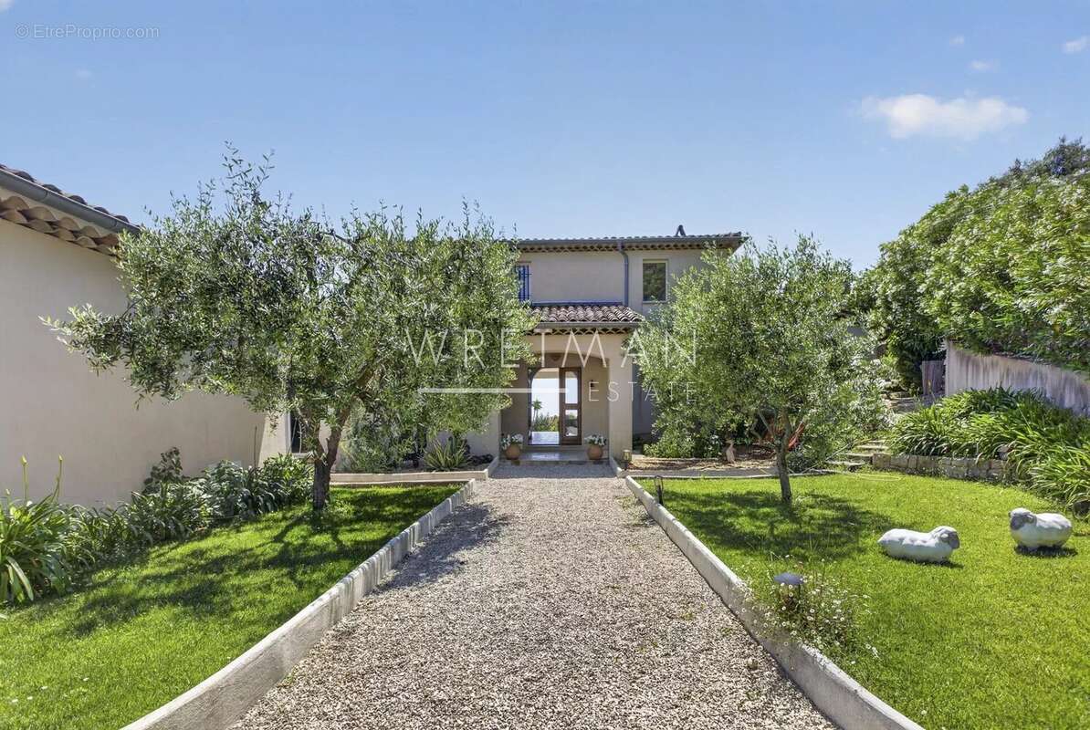 Maison à CHATEAUNEUF-GRASSE
