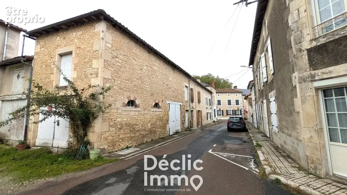Maison familiale avec garage, dépendances et grenier aménageable à Champagne-Mouton - photo 2