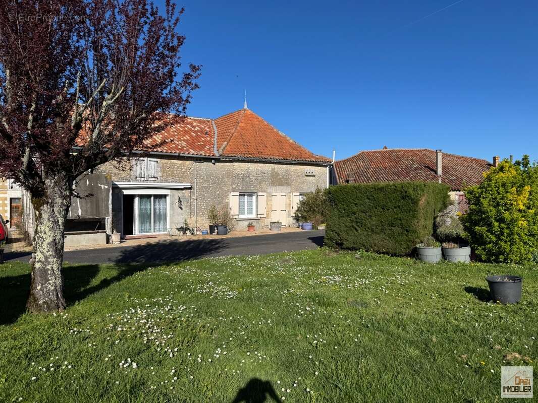 Maison 201 m² à Berneuil  - photo 8