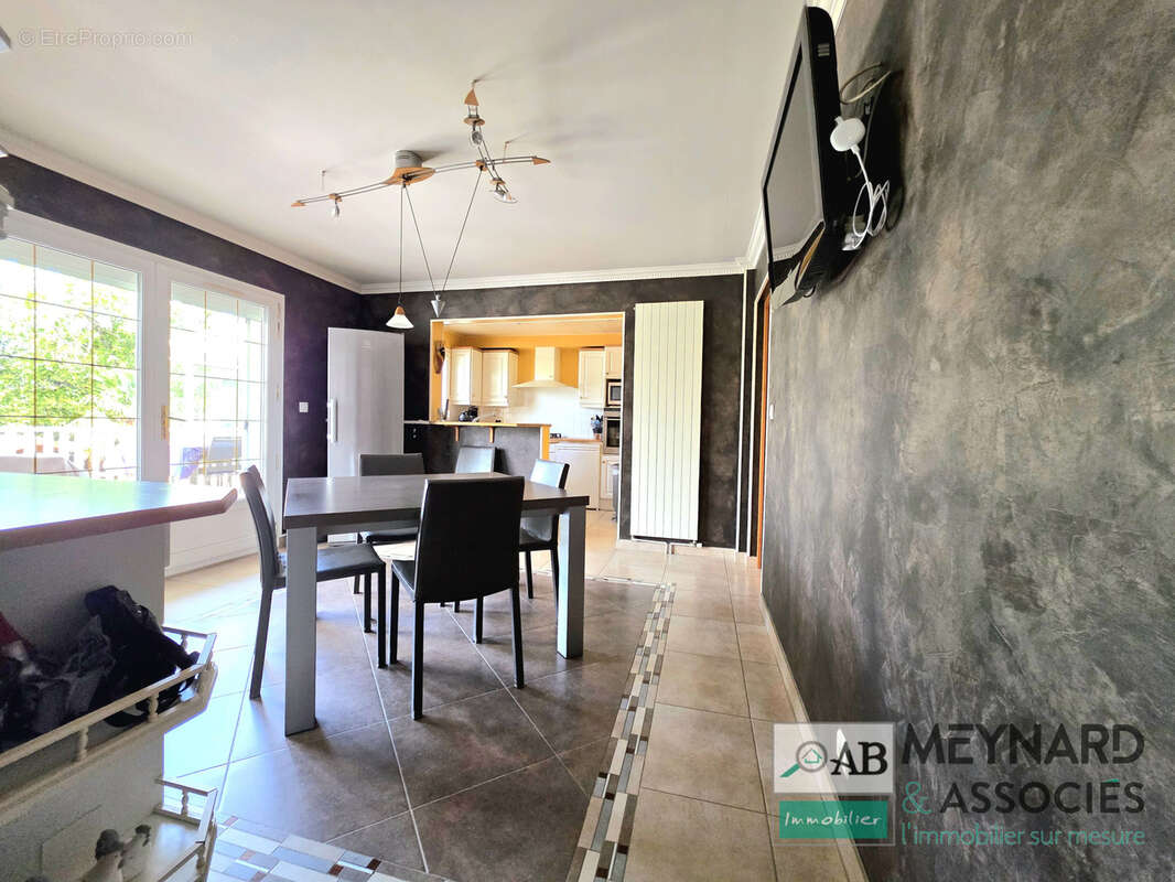 Pézarches   Maison à vendre familiale 273 m2 avec espace bien-être et sous-sol total - photo 4